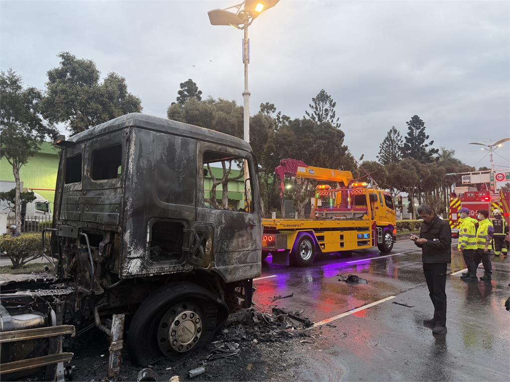 最新／桃園中壢聯結車路上燃燒！火舌竄出車頭燒黑畫面曝光