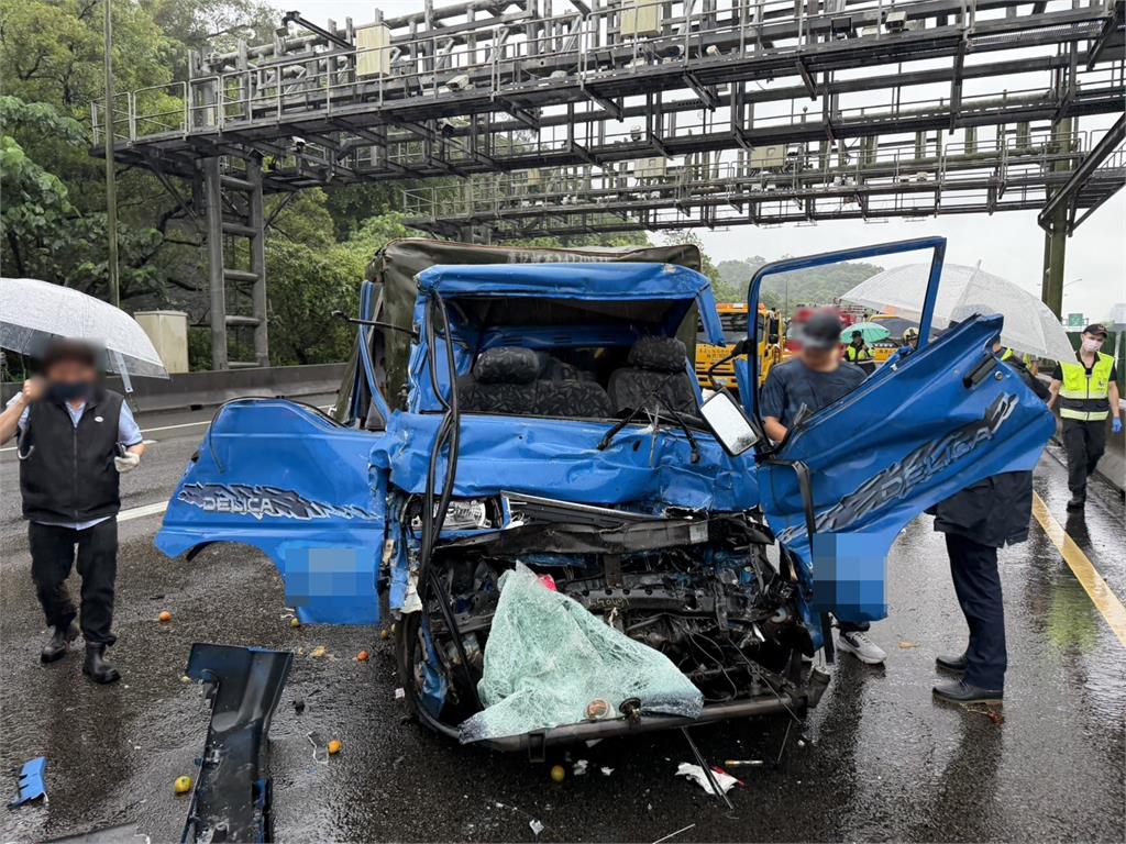 最新／國1北上9.8K汐止段嚴重車禍！小貨車追撞國光客運　駕駛無生命跡象急搶救