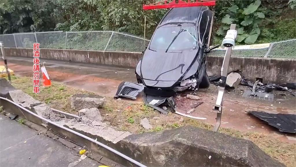 又是酒駕! 苗栗頭份男爛醉「一路逆向」撞護欄翻車