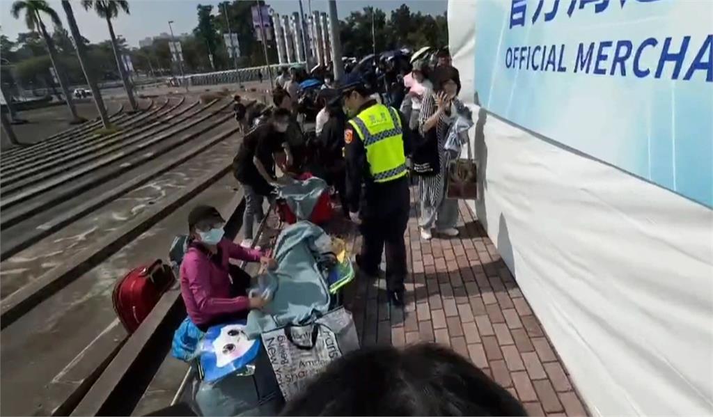TWICE旋風襲台! "應援專車上路"繞行高雄各大景點