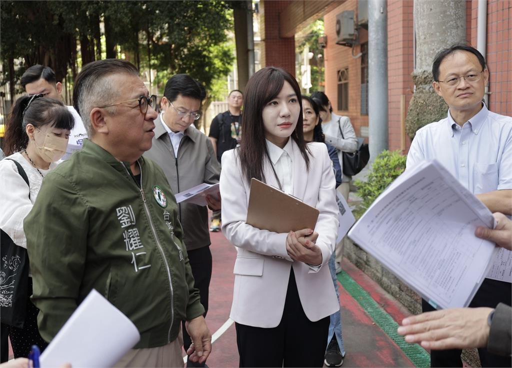 快新聞/吳沛憶、張廖萬堅考察學校體育建設 力挺基層棒壘球與游泳好手