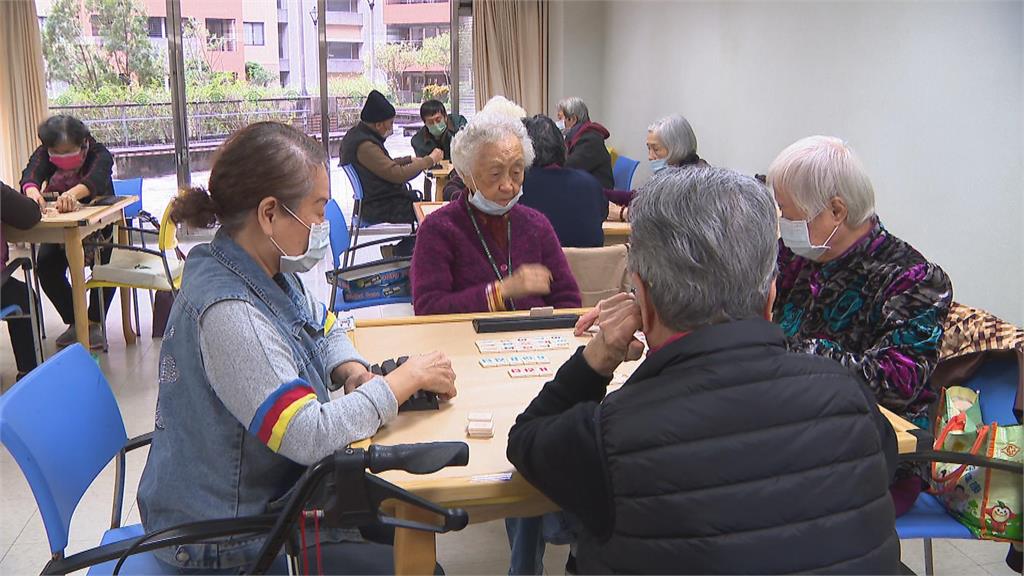 99歲銀髮族每天百下伏地挺身 分享長壽秘訣