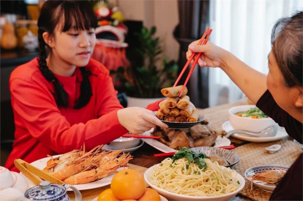 4小姑過年「除夕吃到初五」!人妻「不想再煮」遭圍剿…老公反應她心寒