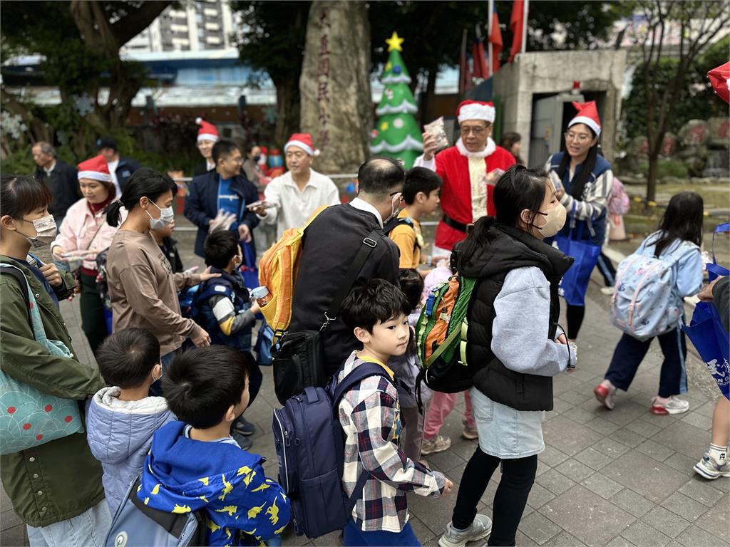 葉林傳化身「聖誕老公公」與里民同歡！小朋友「親手製作薑餅屋」超滿足