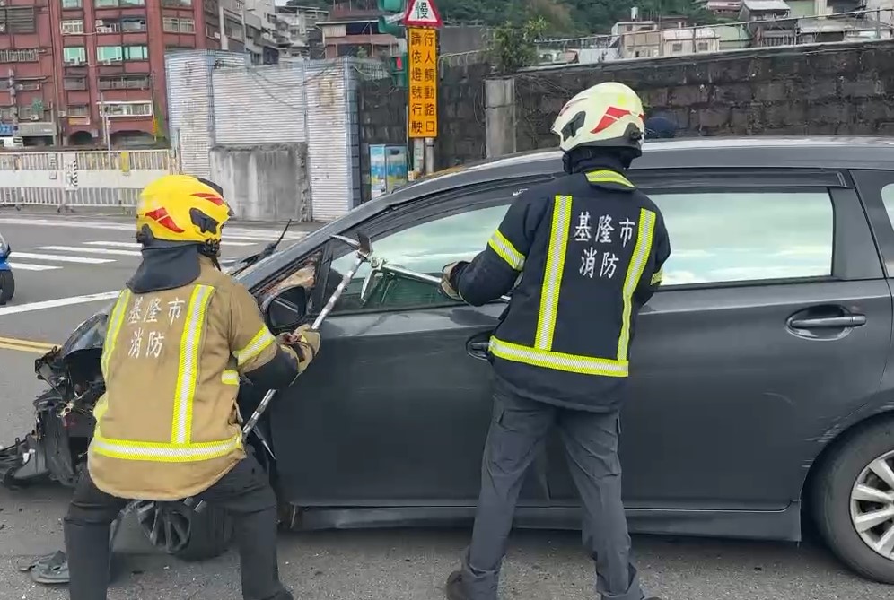 基隆遊覽車遭轎車逆向撞　多名日籍乘客輕傷