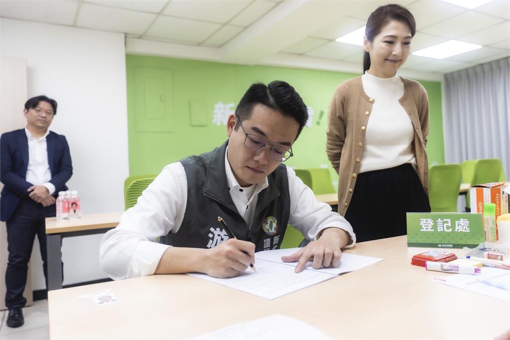 游明諺領表登記民進黨新北市議員！鍾佩玲力挺：年輕世代接棒