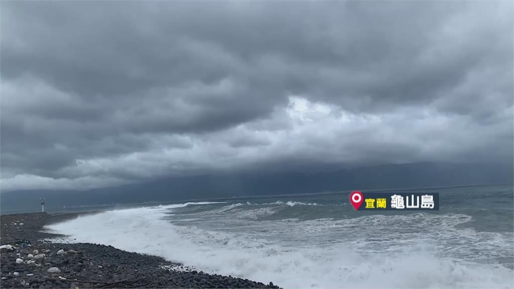綠島柚子湖2女遭「浪襲落海」　海巡隊員下海搶救下秒遭大浪吞噬