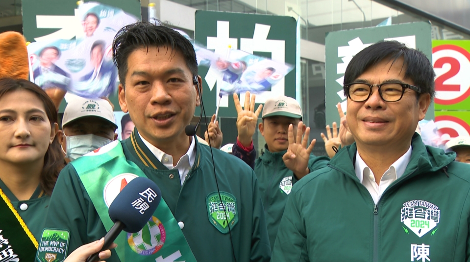 陳其邁、韓國瑜高雄陸戰拉抬候選人　　「罷韓」基進黨掛上看板迎戰