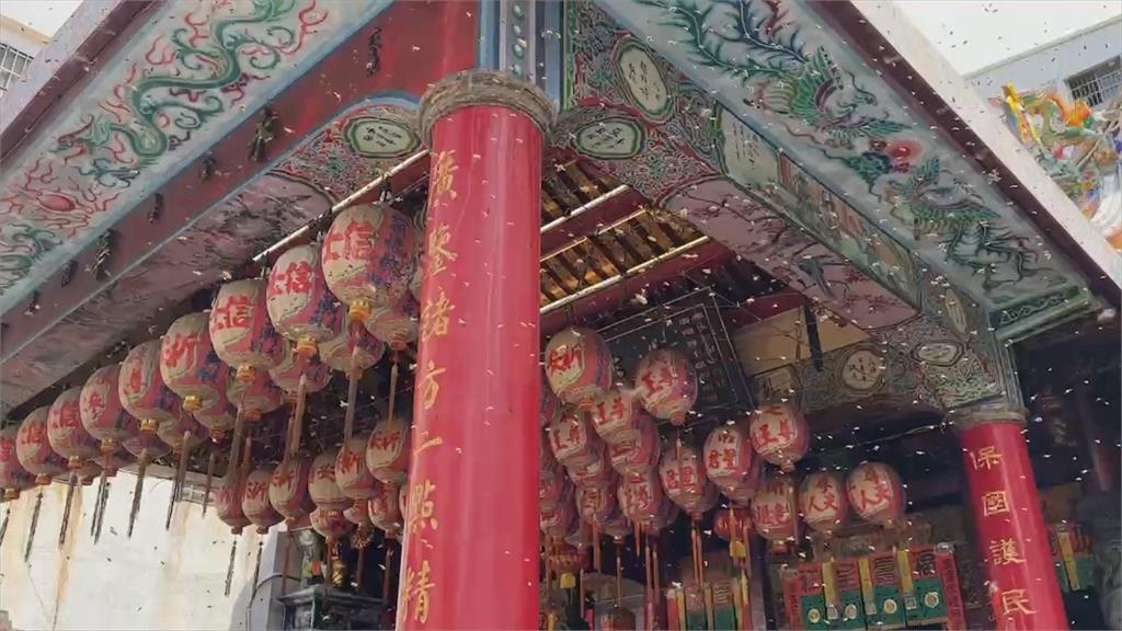 向神明祝壽? 蜜蜂大軍包圍台南永華宮