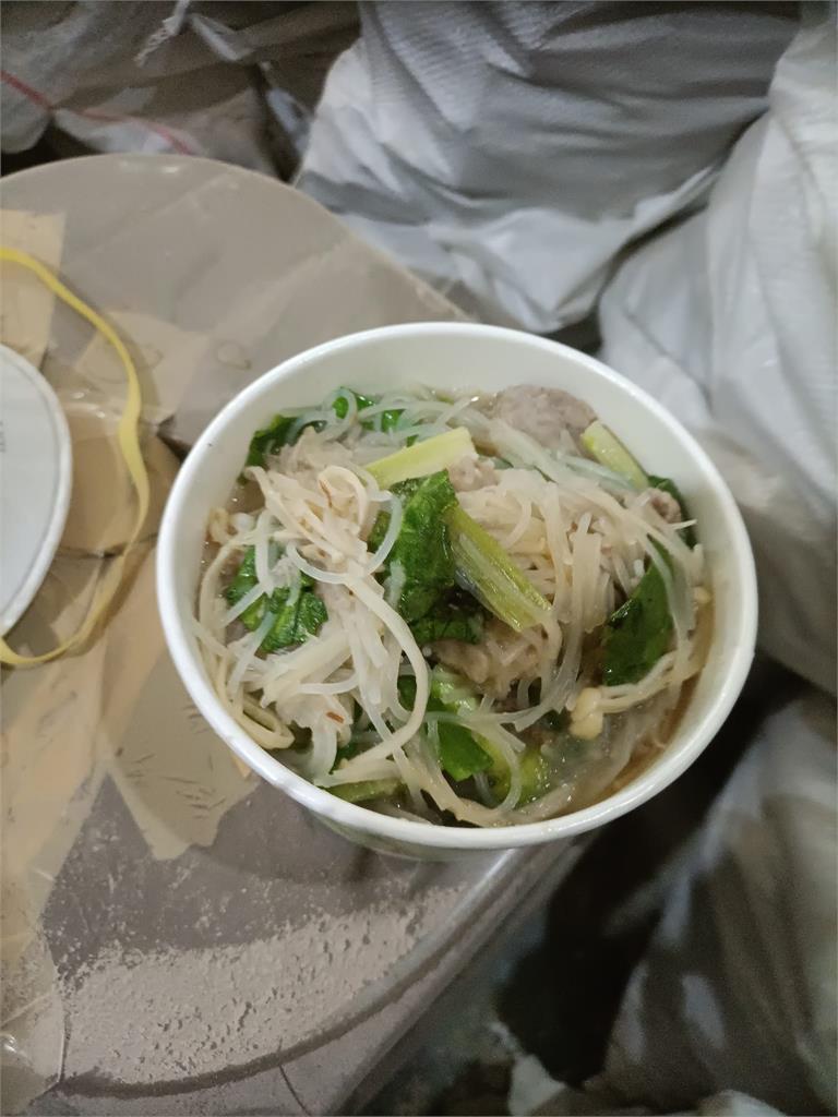 溫暖款待！屋主阿嬤端一大鍋芋頭米粉餵食　裝修師傅感動：想起我阿母