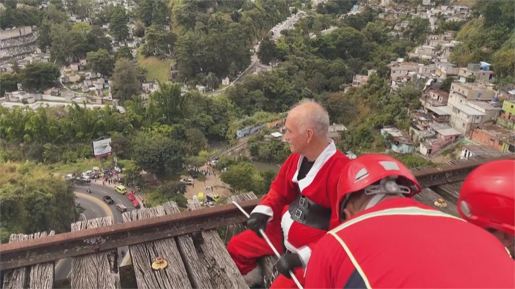 佳節將至！各國耶誕角色頻現身　鬼靈精上演逮捕秀　耶誕老人高空垂降發禮物