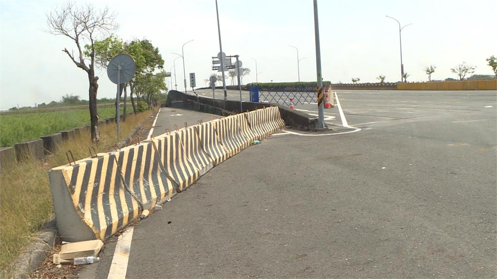 大量廢棄PU跑道成路霸 祭祖找嘸路!通往納骨塔唯一道路被封