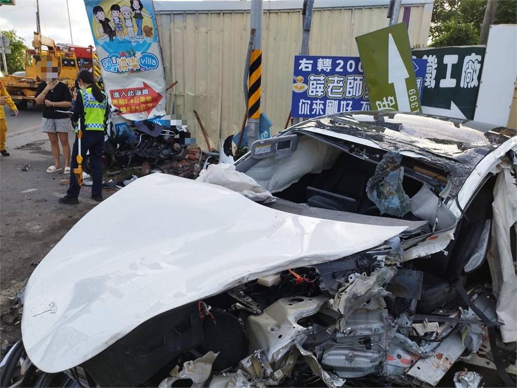 快新聞/特斯拉追撞水泥車波及2機車! 現場7傷1困車內