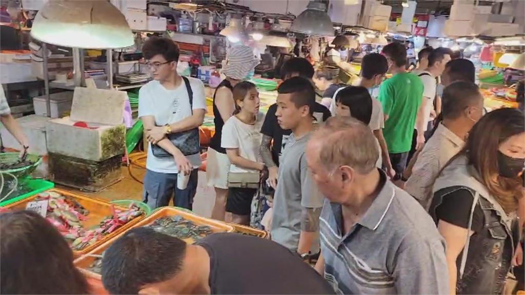 東港迎王帶動人潮！　華僑市場遊客爆滿　品嘗新鮮海味
