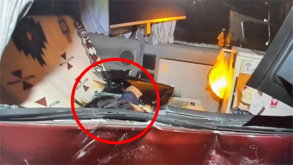 路口車禍機車騎士人不見了? 竟飛進轎車內受困