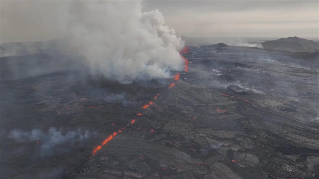 冰島火山噴發岩漿宛如噴泉　地面裂了3.5km巨縫