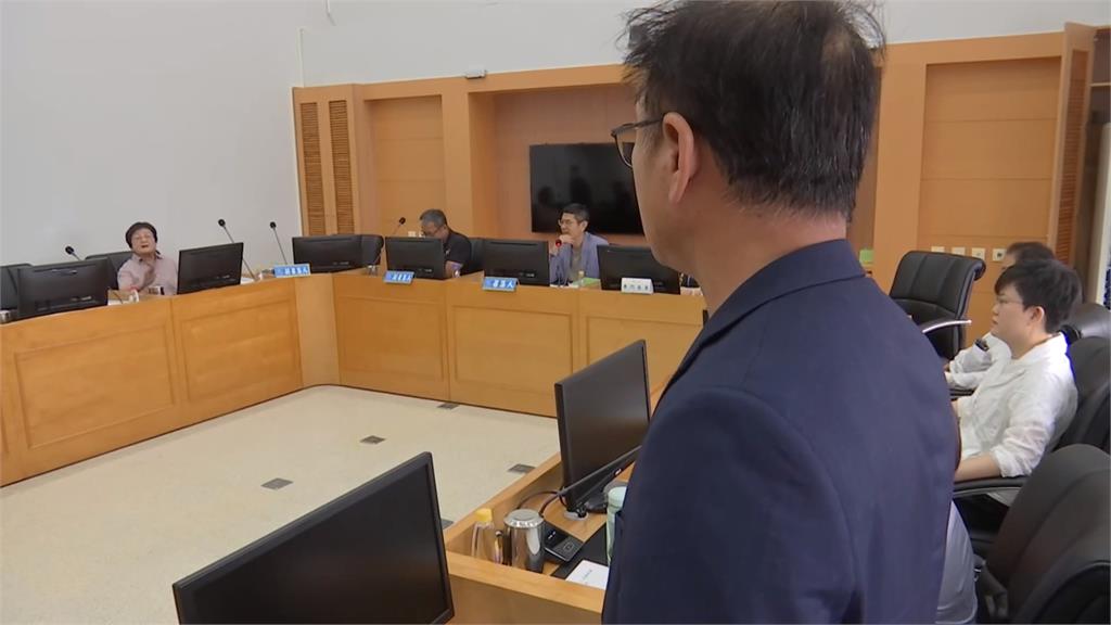 普發現金中議會吵翻天　藍綠為「坐哪」互槓拍桌怒吼