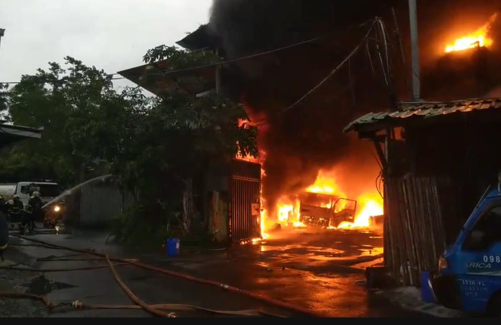 快新聞/中和重油回收廠大火「2000公升油狂燒」 黑煙竄天際屋主急逃生