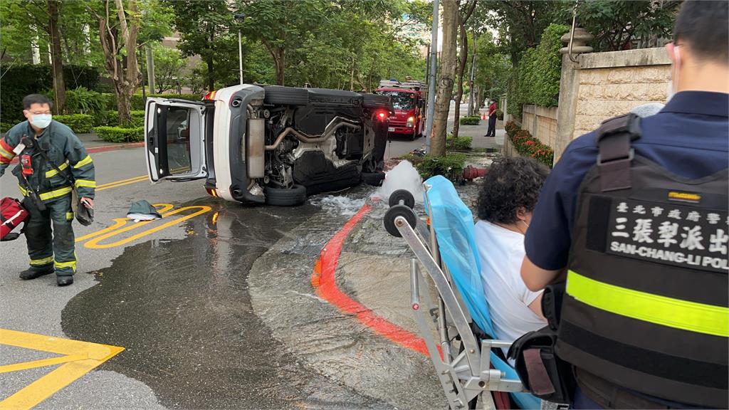 快新聞／經北市信義區豪宅巷弄突自撞消防栓　女駕休旅車側翻送醫