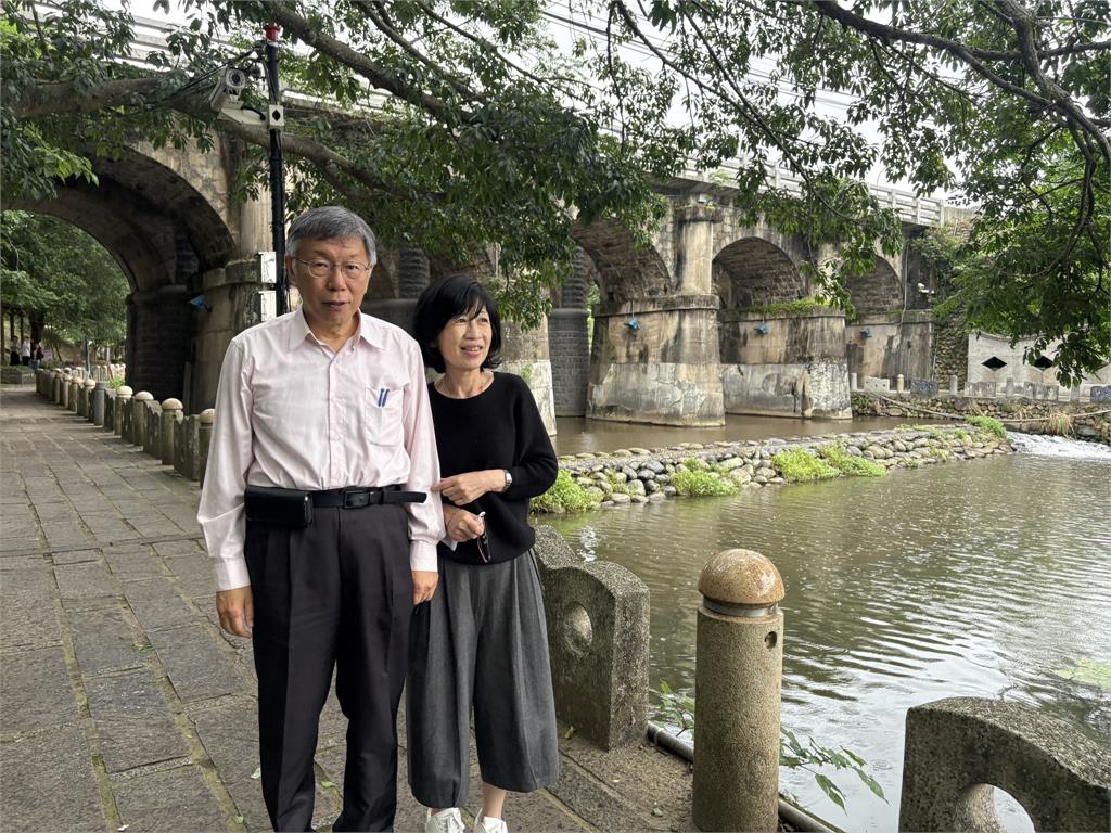 柯文哲、陳佩琪私下迷路「當場求救」！瞄到路人「真實反應」：很多人懷疑…