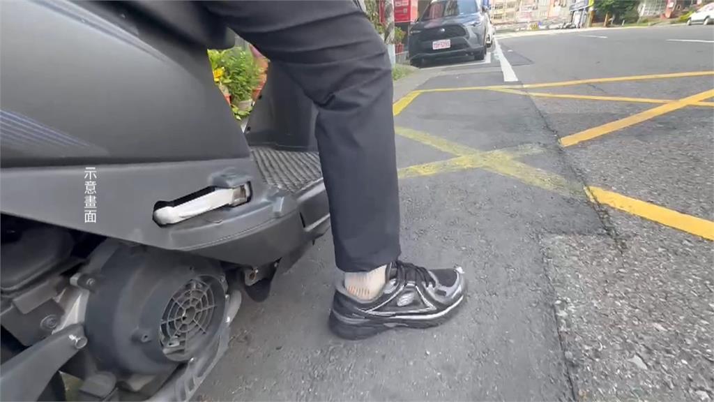 罕見！用腳「滑動機車」未發動　騎士「酒測超標」獲判無罪