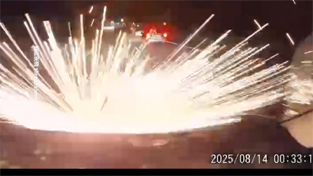 驚險！路邊突爆炸「火花砸中路過轎車」　台電到場檢修：避雷器故障