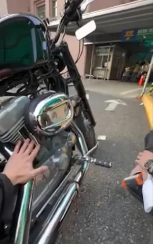 哈雷驗車被要求「手摸排氣管20秒」灼傷!中壢監理站「慘被網炎上」回應了