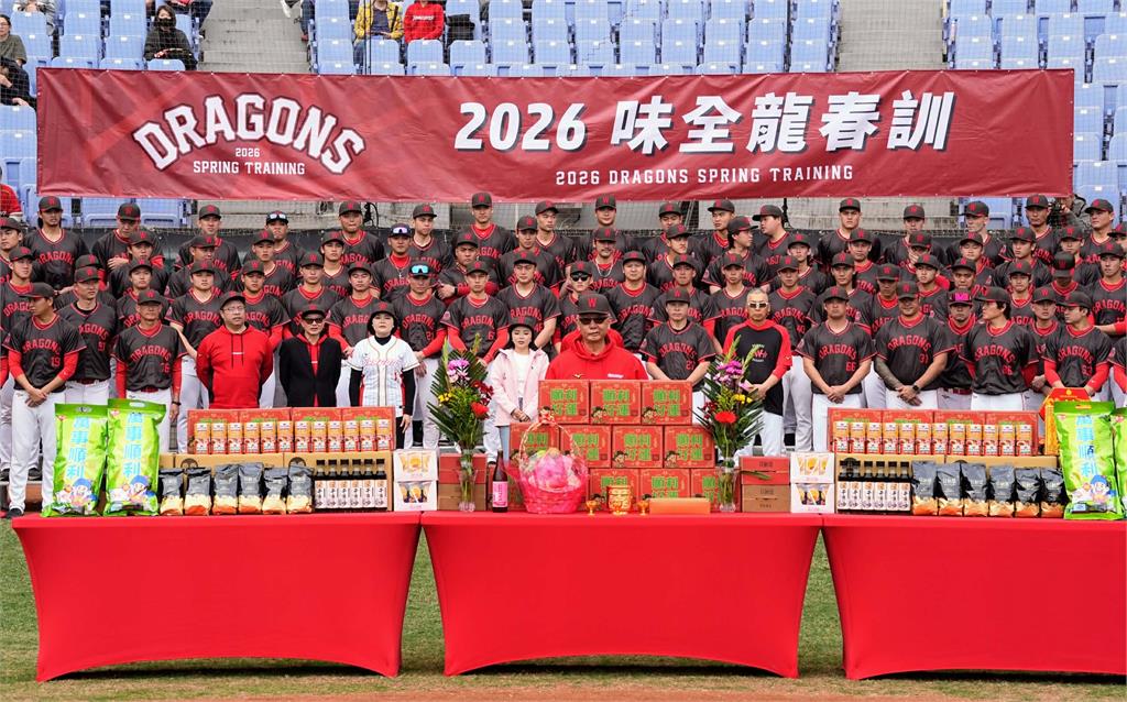 中職／新球季變成「味全的阿公」！樂天桃猿前冠軍教頭古久保健二龍隊開訓典禮現身