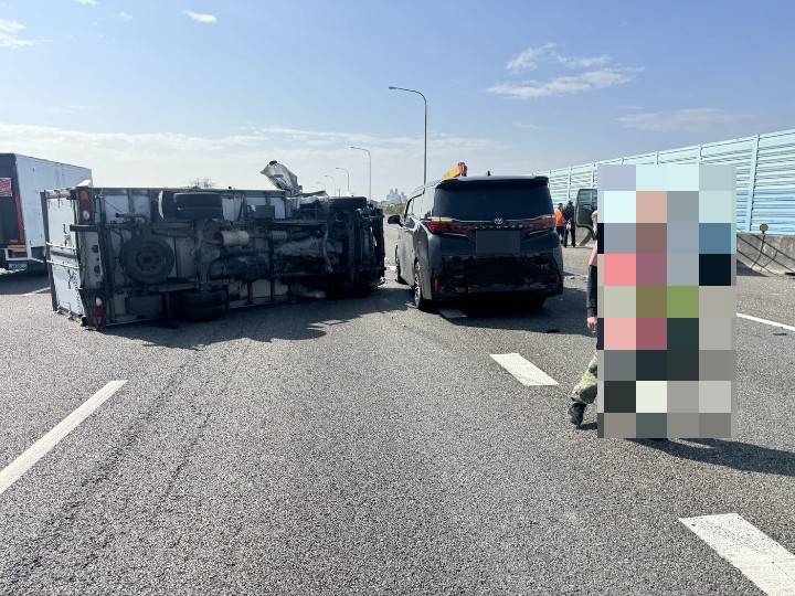 快新聞／5車車禍！國1貨車撞後翻車釀1傷　後方轎車沒注意又撞上