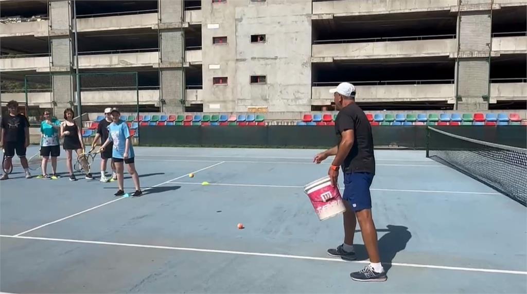 獨家／台灣人辦網球營　請教練教導烏克蘭難民孩童打網球