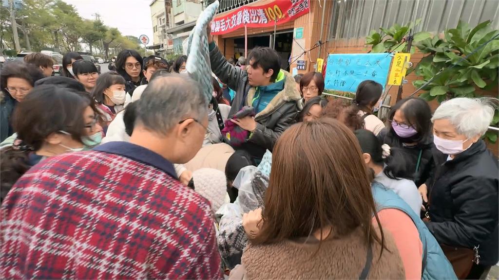 天寒銷量夯!紡織廠停業清庫存 民眾瘋搶「百元毛衣」