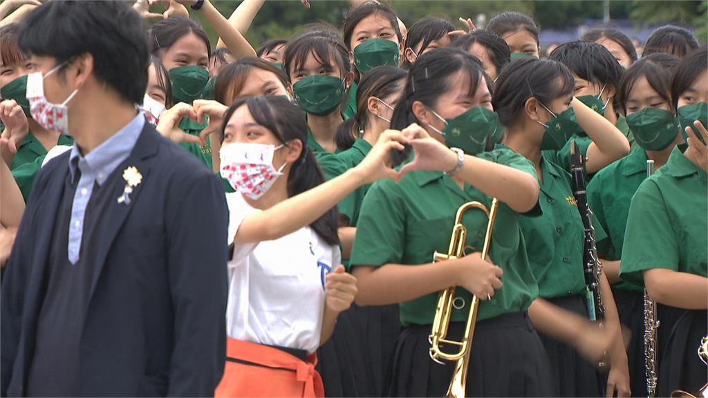橘色惡魔登國慶大典 京都橘高校獲贈珍奶!學生直呼愛台灣