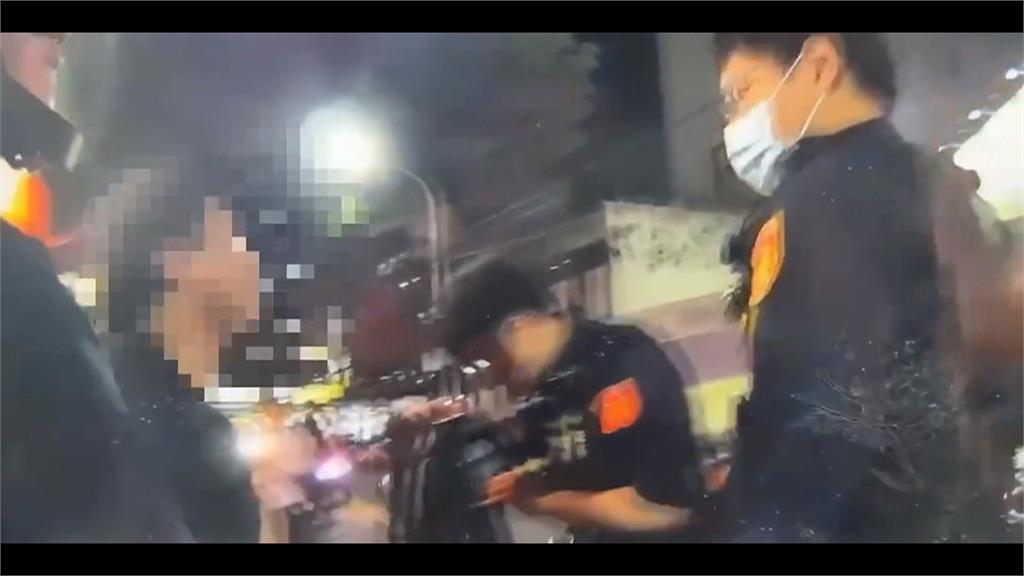 不要跑!員警狂奔逮通緝犯 半路殺出熱心老闆助逮人