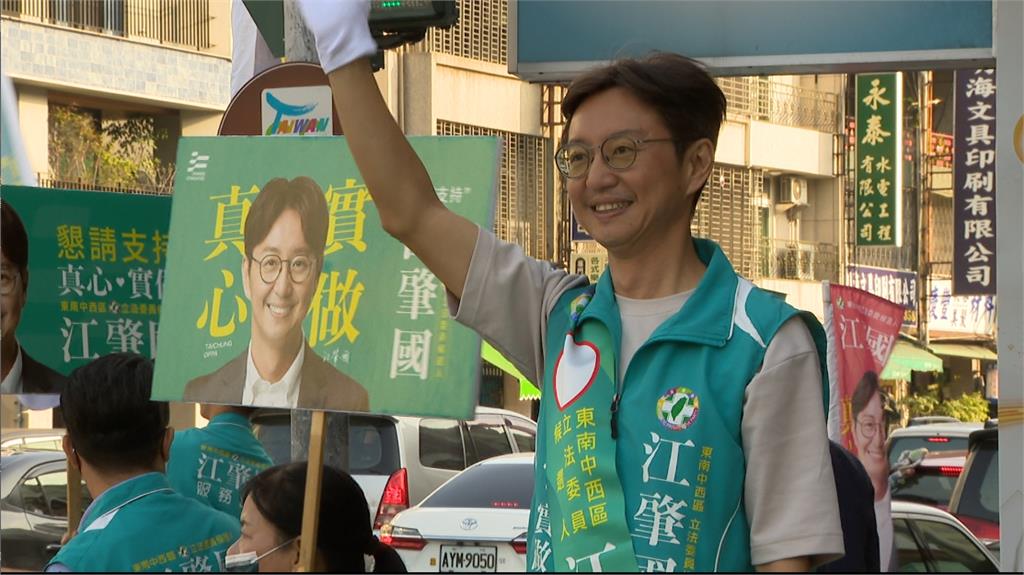 拚2024立委!江肇國「戰」路口 特別訂製巨型關東旗 成拜票利器
