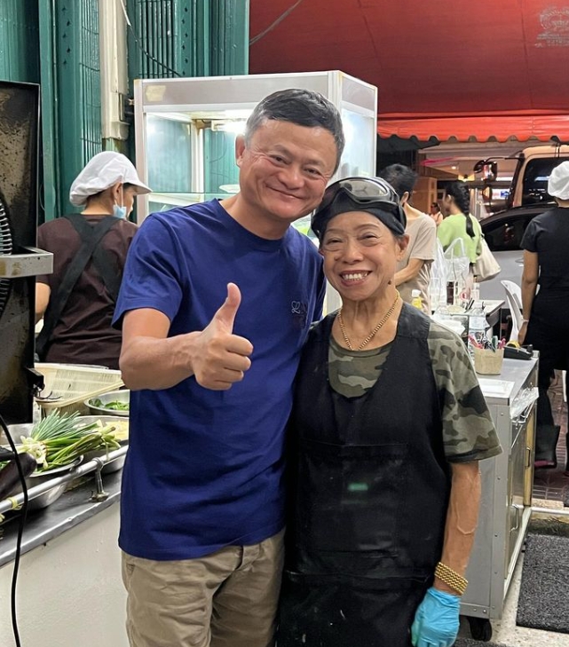 馬雲對「路邊攤老闆」鞠躬!77歲泰國主廚身分曝 想預約要提早3個月