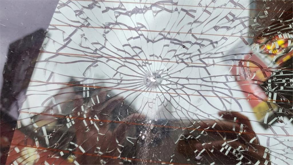 行車疑遭「橡膠彈」隨機射擊 擋風玻璃碎裂