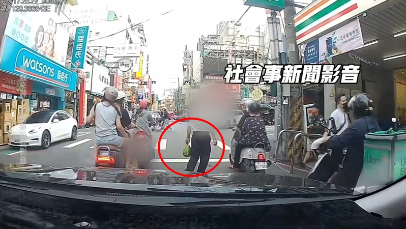 幸好有安全帽! 天降「綠色一物」狠砸雙載機車騎士