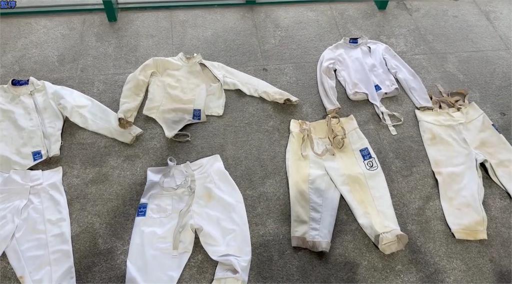 擊劍服用好幾代比學生還老！ //家長會籌款為西洋劍隊添新裝備