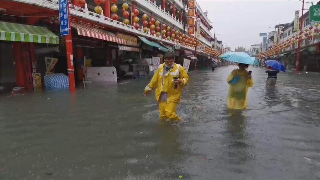 嘉義大豪雨下不停！　奉天宮商店街水淹及膝　物品泡水中