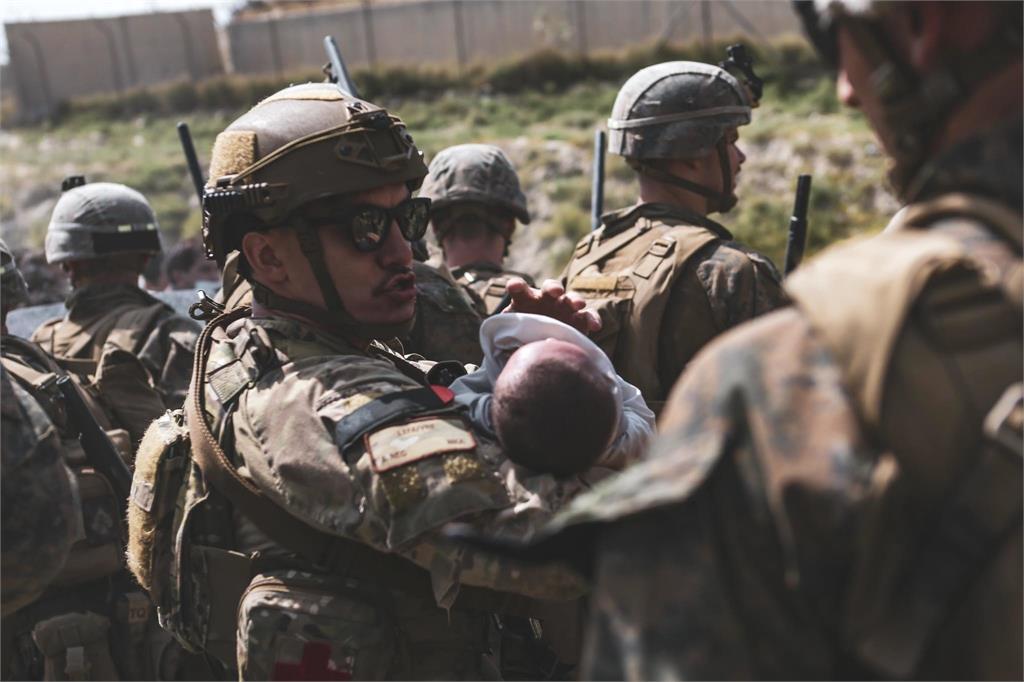 大兵變奶爸！美國軍人抱阿富汗嬰孩　露慈笑畫面感動全網