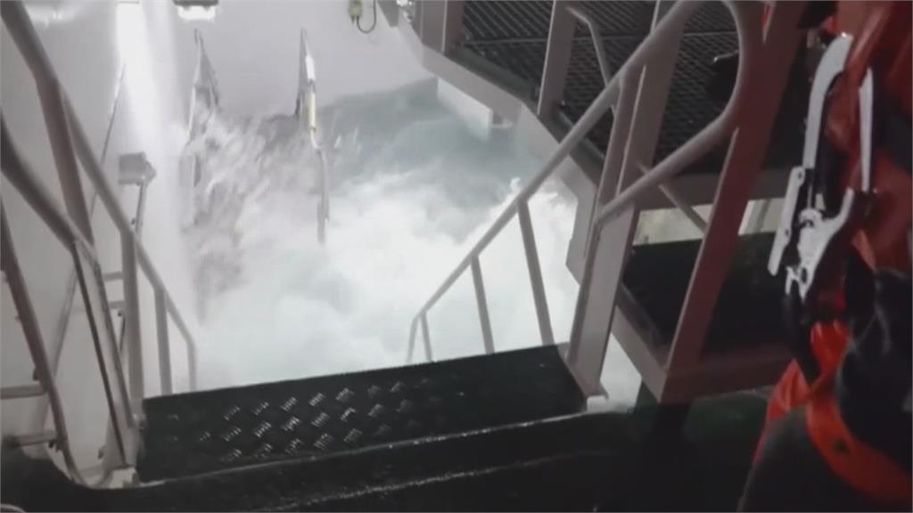 東港漁船印尼船員重傷　惡劣海象阻救援　海巡戒護一天救出