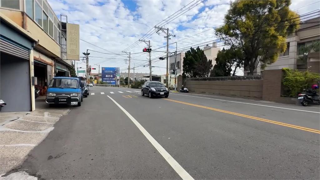 有影／童騎滑步車路上趴趴走　後方駕駛不敢超車塞成一團