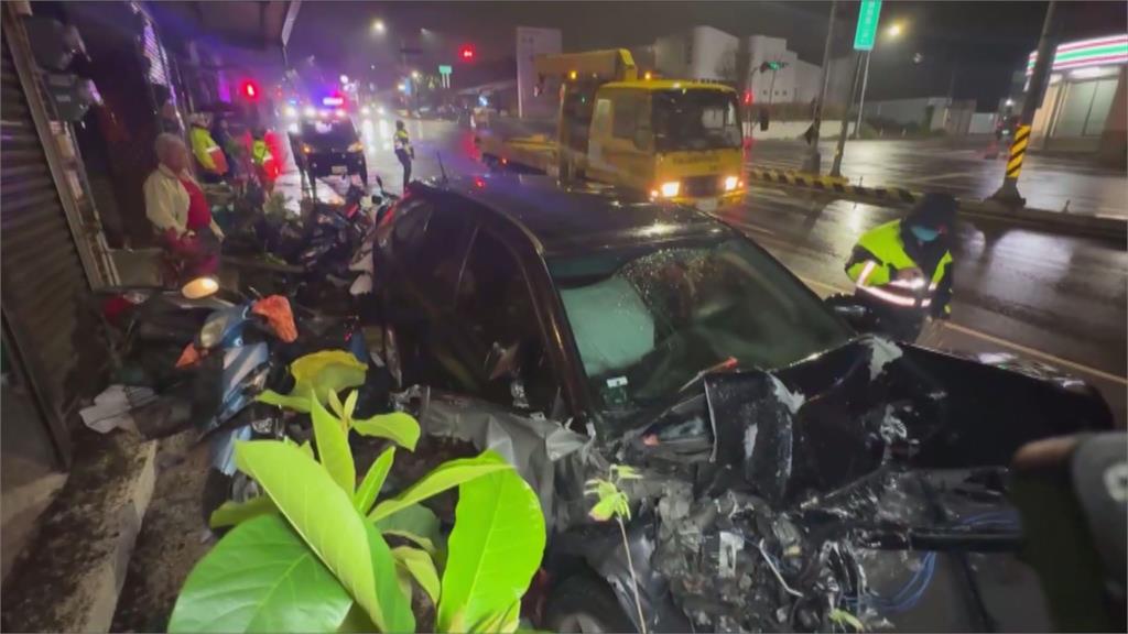 碰！休旅車失控連撞10輛機車　附近住戶：像打保齡球