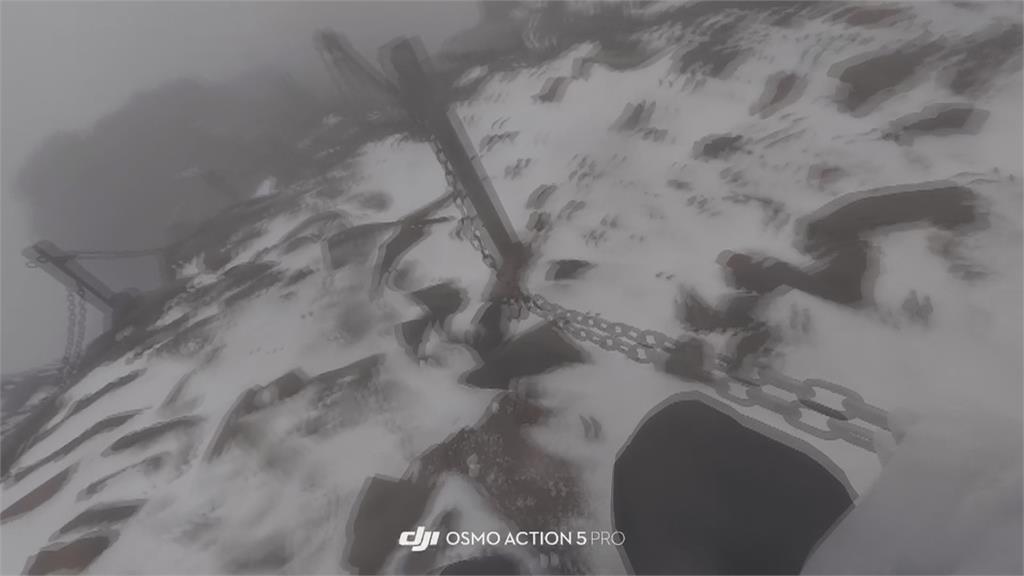 4月降雪奇景！玉山北峰積雪2公分　呈現銀白夢幻美景