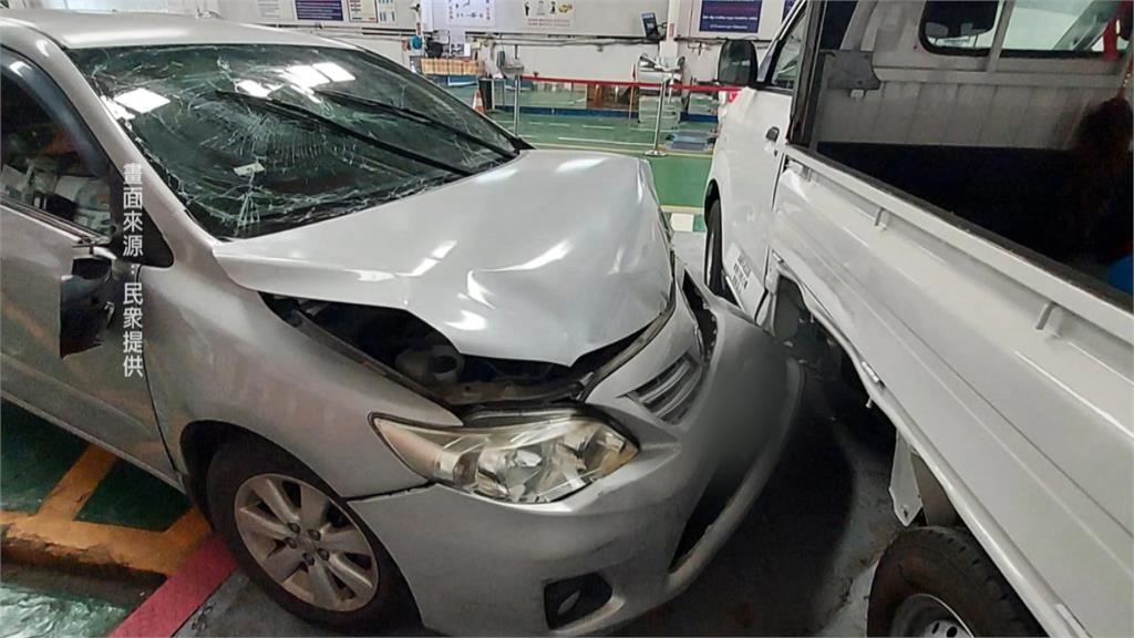 誤踩油門！　7旬翁暴衝撞進驗車廠　待售車遭殃