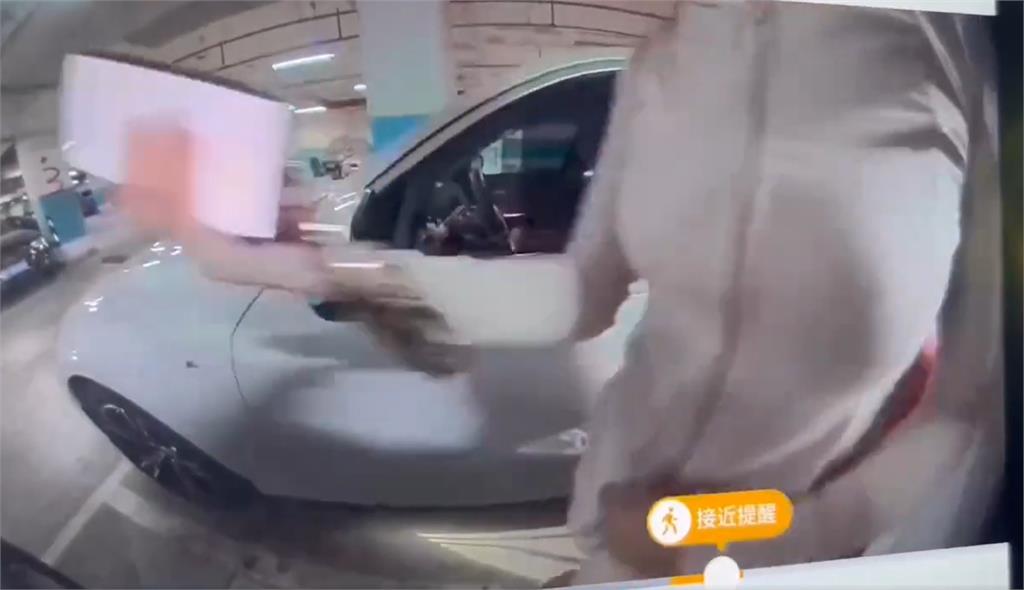 特斯拉車主突收哨兵模式!車窗驚遭超兇駕駛「正面衝擊」網嗨:想換車了