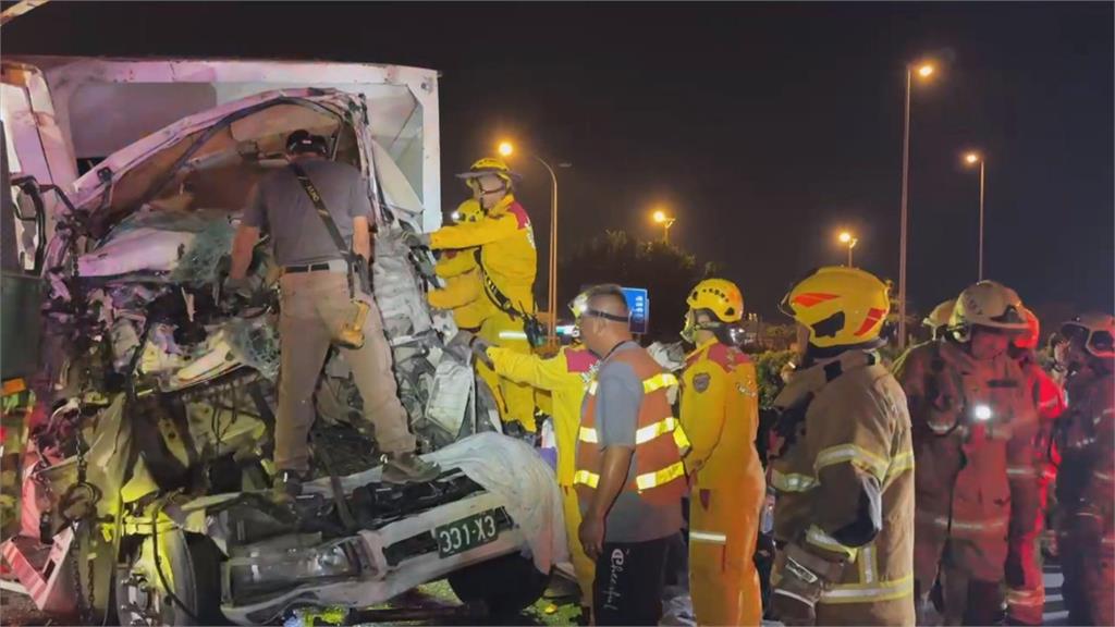 國1仁德路段深夜5車連環撞 小客車遭「包夾」女駕駛當場身亡