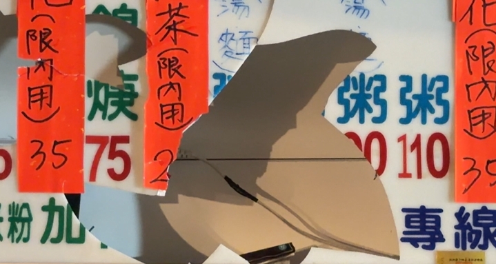 疑越界擺攤！　廟東夜市「摔角擂台」　東山鴨頭老闆拿椅子砸攤