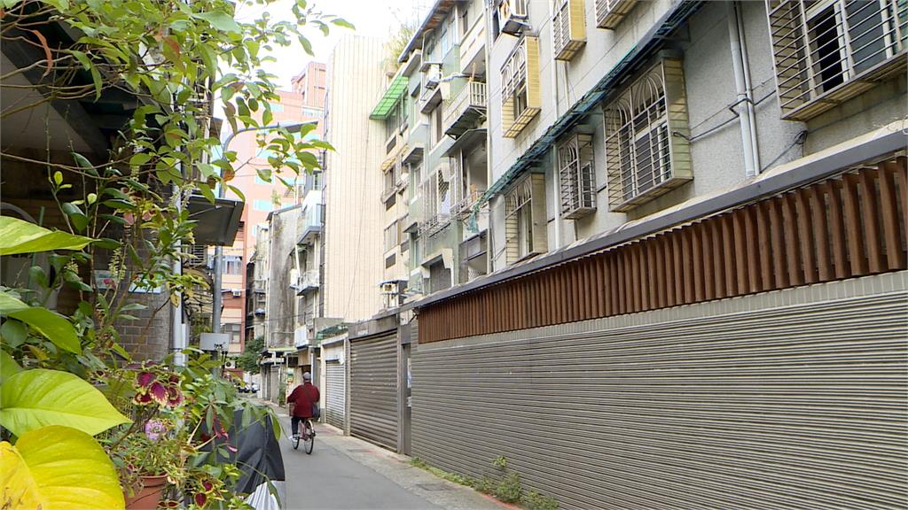 北市連雲街危老建築都更　裝潢廢棄物竟從高空丟下