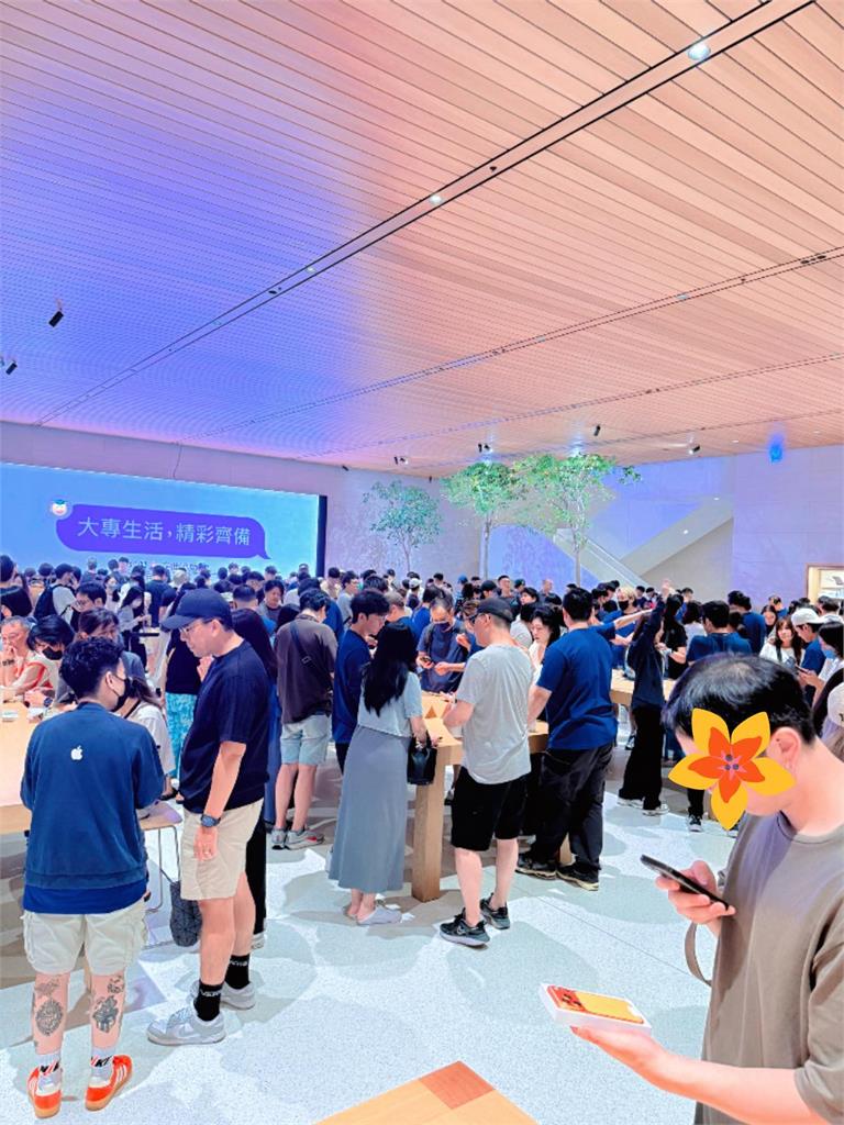 iPhone 17開放取貨盛況曝光！8成年輕人讓律師驚呆網笑「全靠2字」